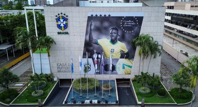 Vini Jr recebe homenagem em painel gigante na sede da CBF