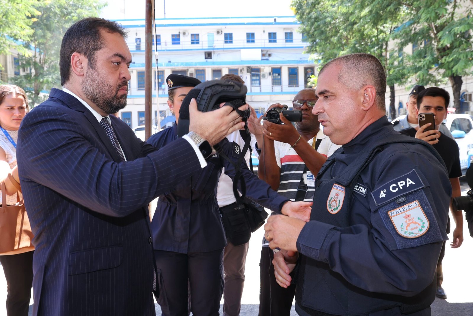 Cláudio Castro entrega mais de 4 mil equipamentos de proteção individual à Polícia Militar com investimento de R$ 28 milhões