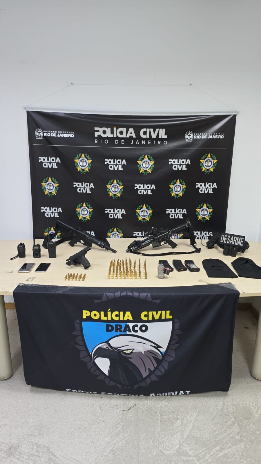 Polícia Civil prende três narcomilicianos e apreende dois fuzis em Curicica