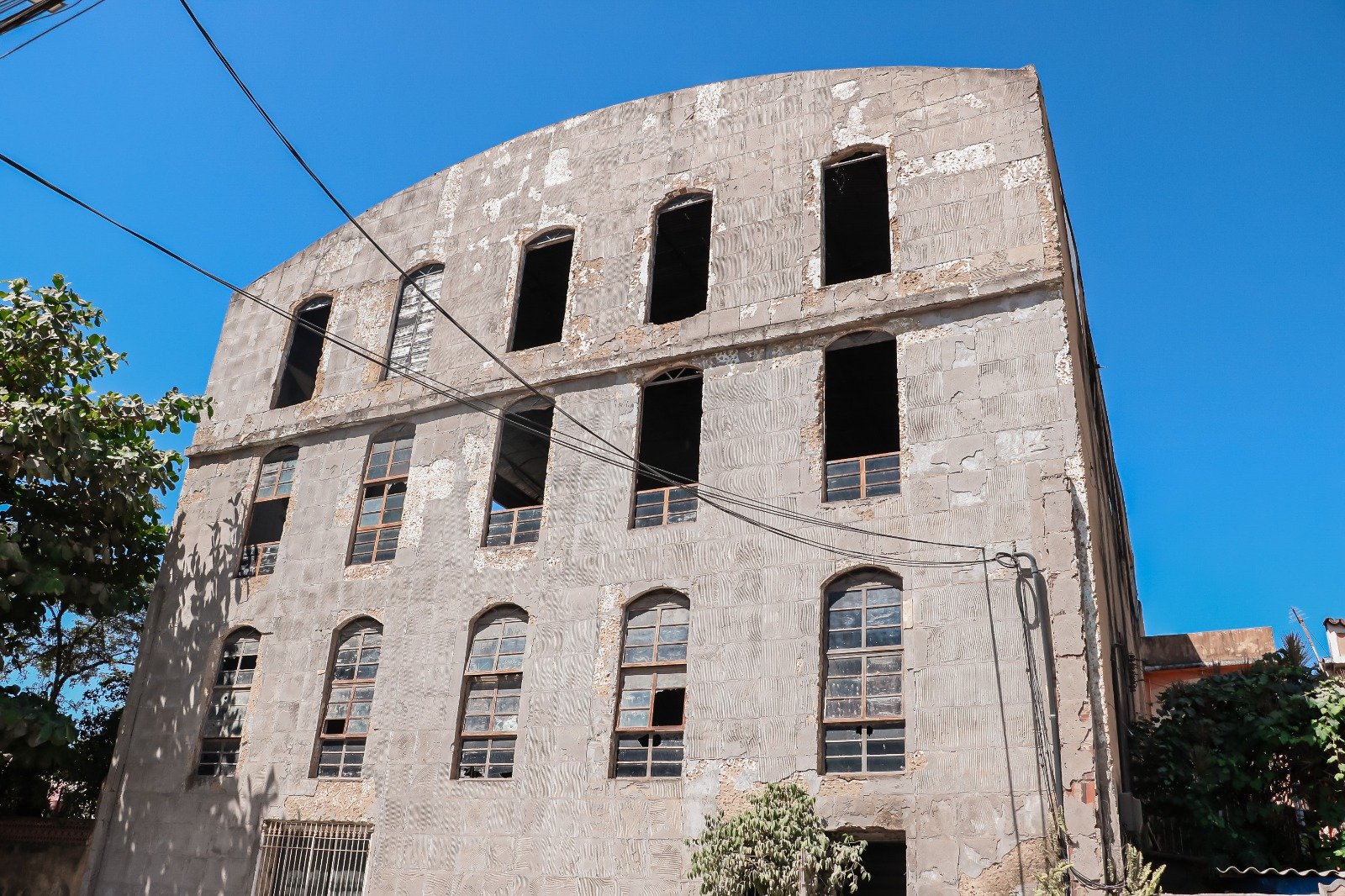 Defesa Civil interdita antiga igreja abandonada em Porto das Caixas