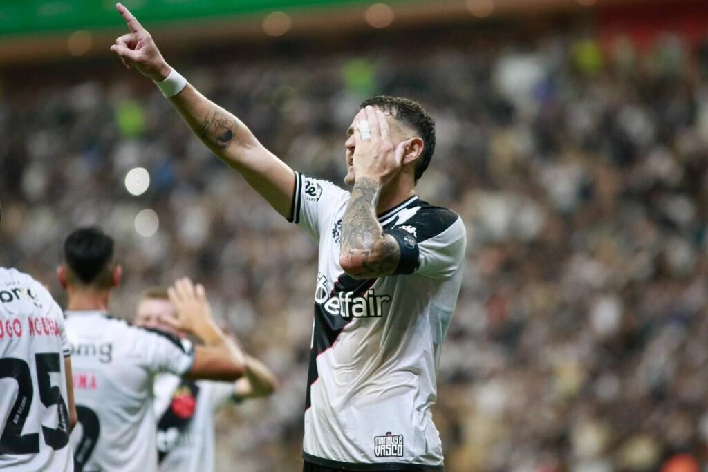 Vegetti faz gol no finalzinho e garante invencibilidade do Vasco no Cariocão