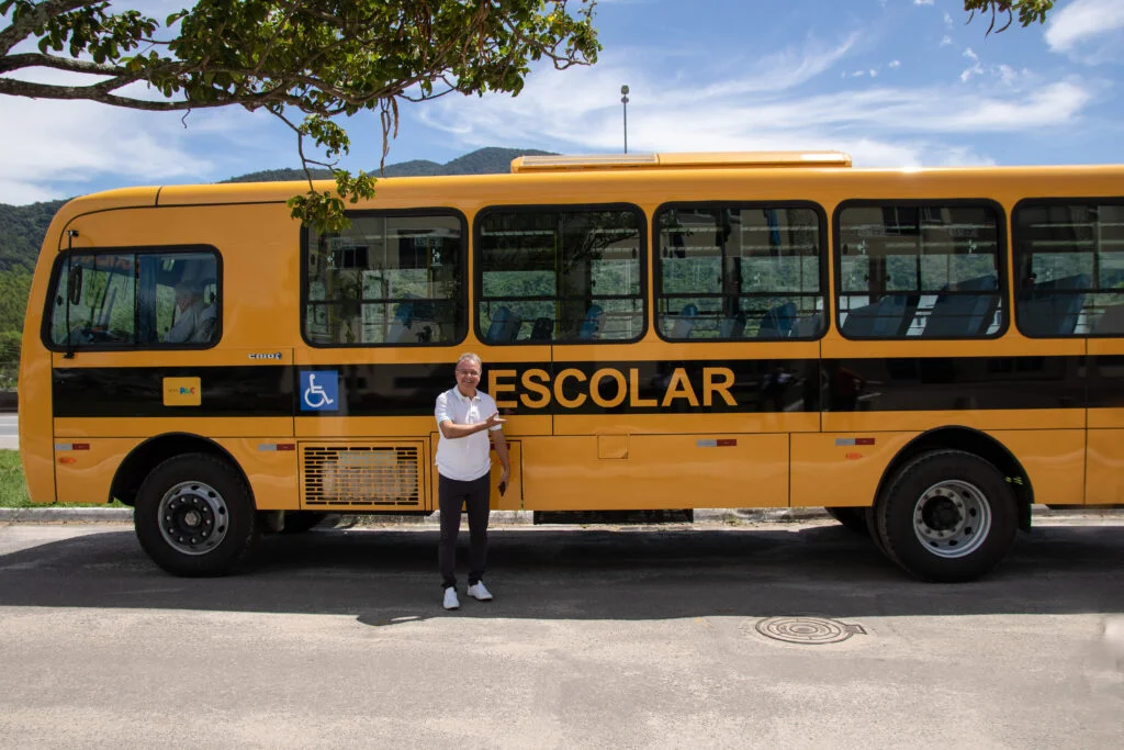 Em Rio Bonito, novo ônibus para o transporte escolar está pronto para uso