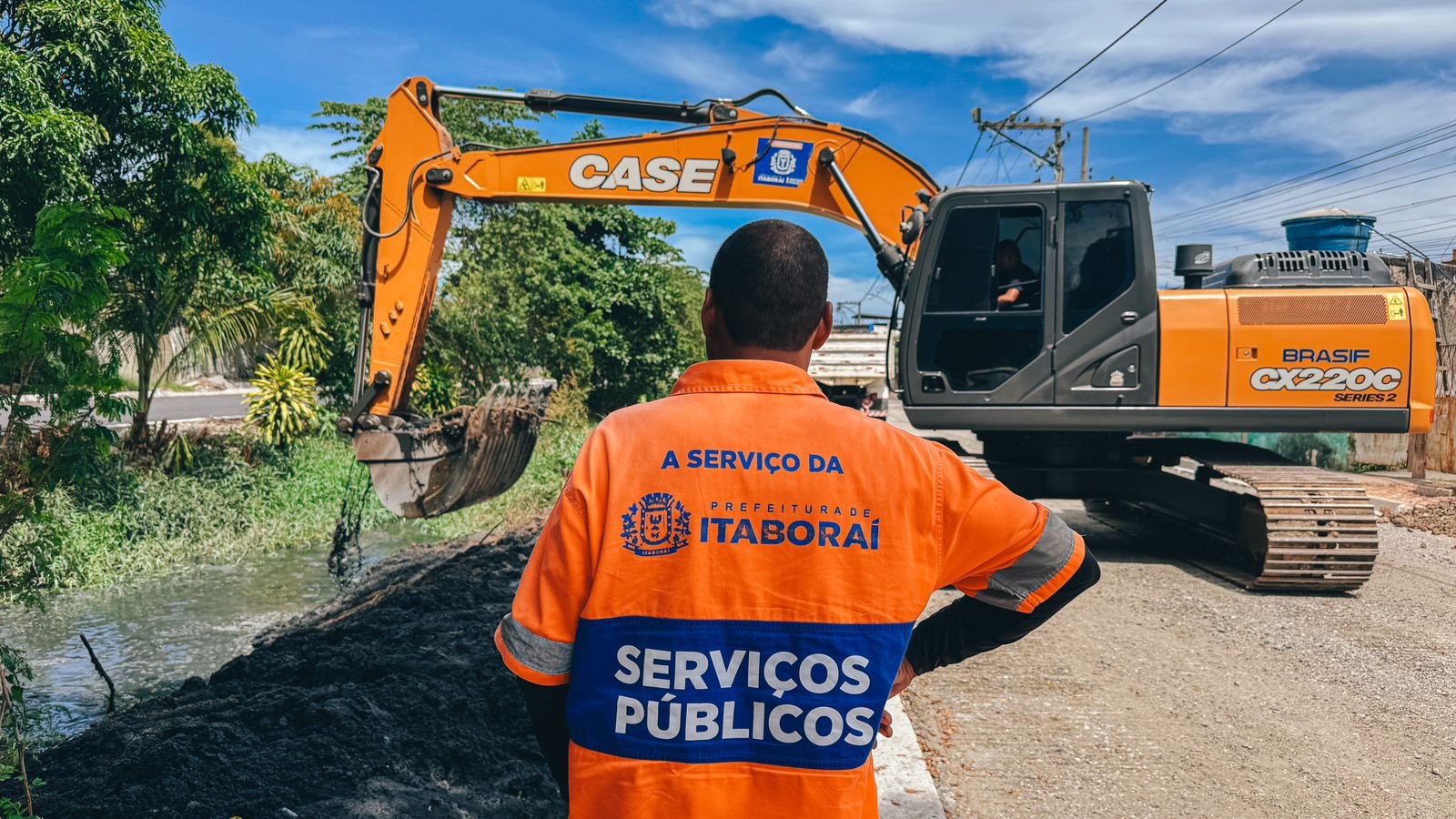 Prefeitura de Itaboraí realiza limpeza de canal em Aldeia da Prata