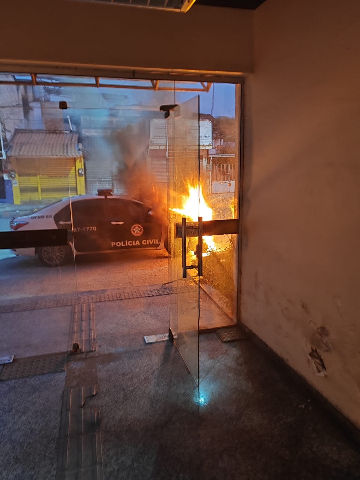 Deam de São Gonçalo identifica homem responsável pelo incêndio em viatura estacionada na porta da unidade