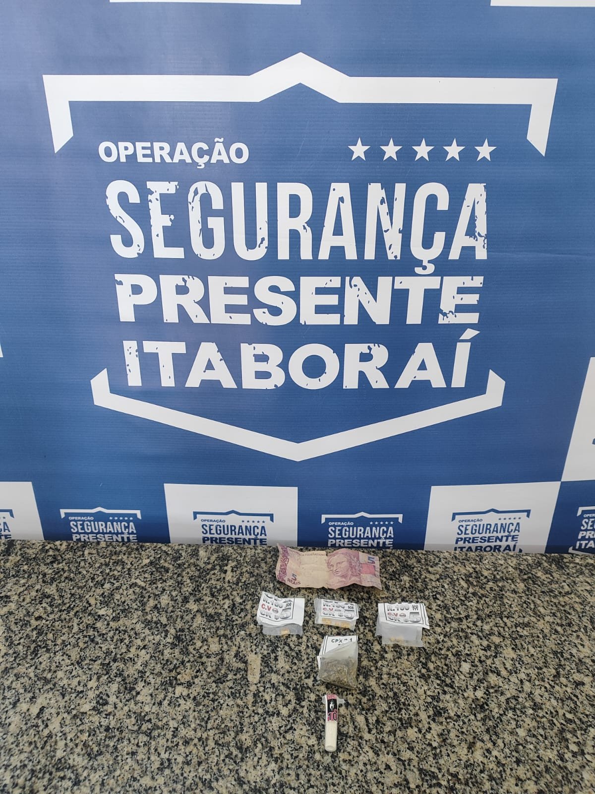 Policiais do Itaboraí Presente apreendem substâncias ilícitas e prendem trio durante abordagem na Comunidade do Rato Molhado