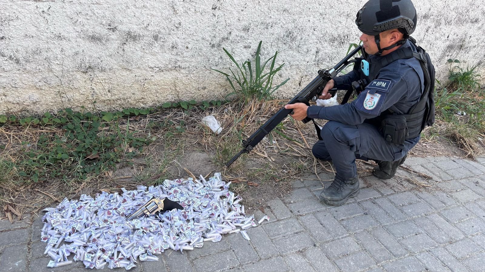 Homem é preso em flagrante com arma e drogas no Colubandê