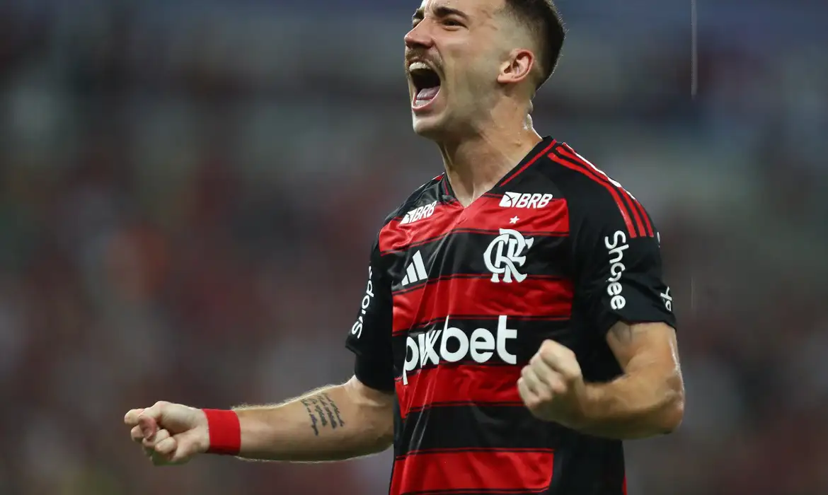 Flamengo ganha mais uma vez do Botafogo e assume liderança do Carioca