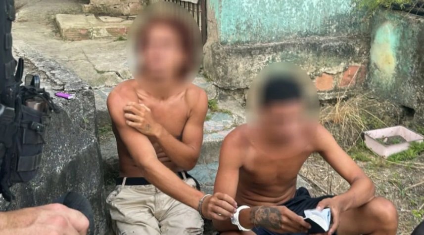 7ºBPM entra na mata da Comunidade da Nova Grécia e prende dupla acusada de porte ilegal de arma e tráfico de drogas