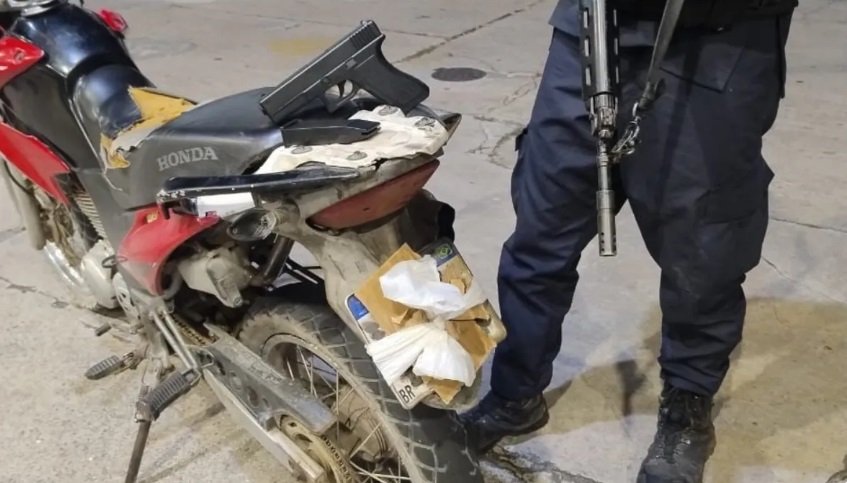 Todo errado: Adolescente pilotando moto é apreendido com arma falsa em Niterói