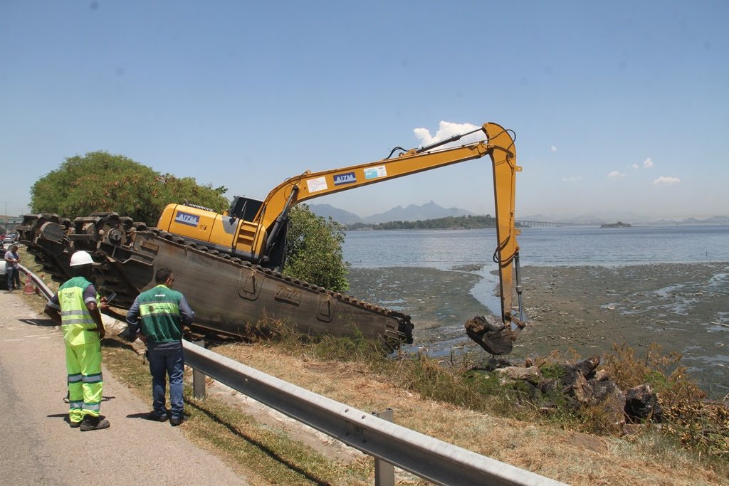 Prefeitura utiliza escavadeira anfíbia em limpeza de canal que deságua na Baía 