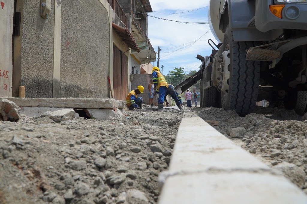 Moradores dos bairros Sacramento, Eliane e Iêda elogiam as obras de infraestrutura