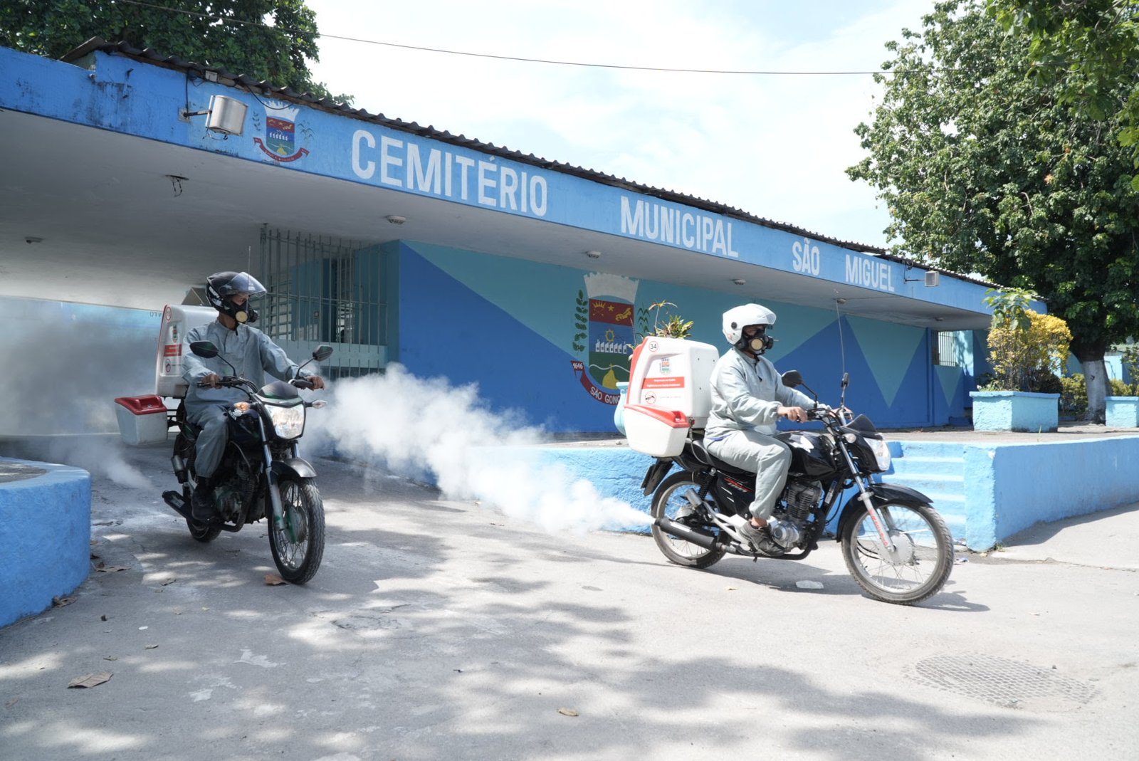 Vigilância Ambiental de São Gonçalo faz combate a mosquitos nos cemitérios