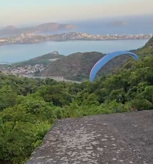 Acidente no Parque da Cidade: dupla cai de parapente nas árvores; Vídeo