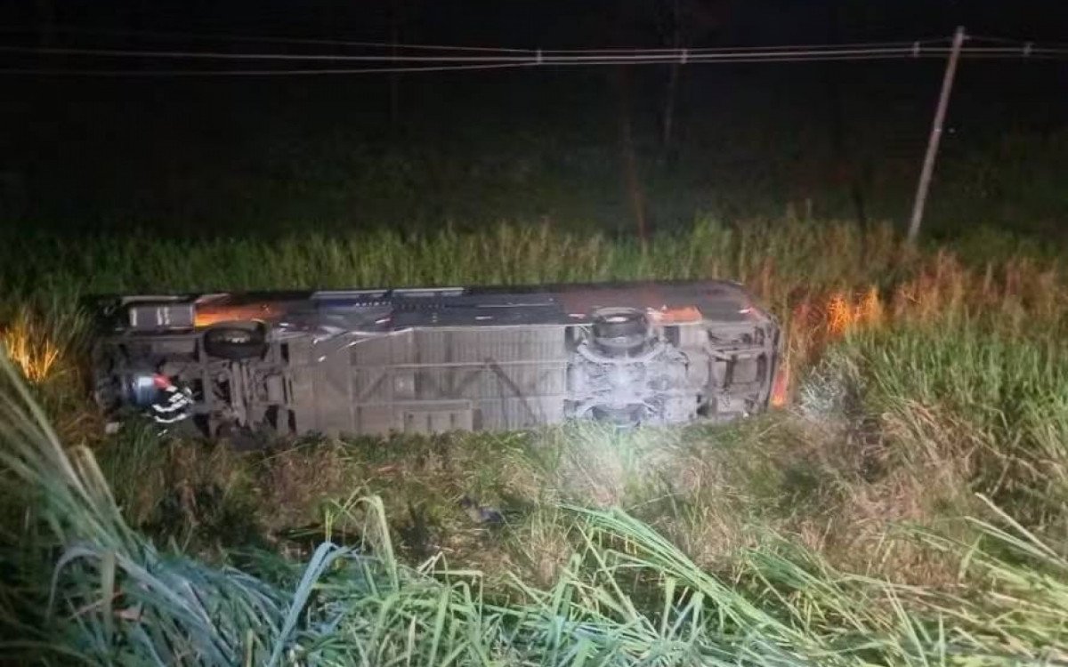 Ônibus cai em ribanceira e deixa um morto e 25 feridos ao sair do Rio