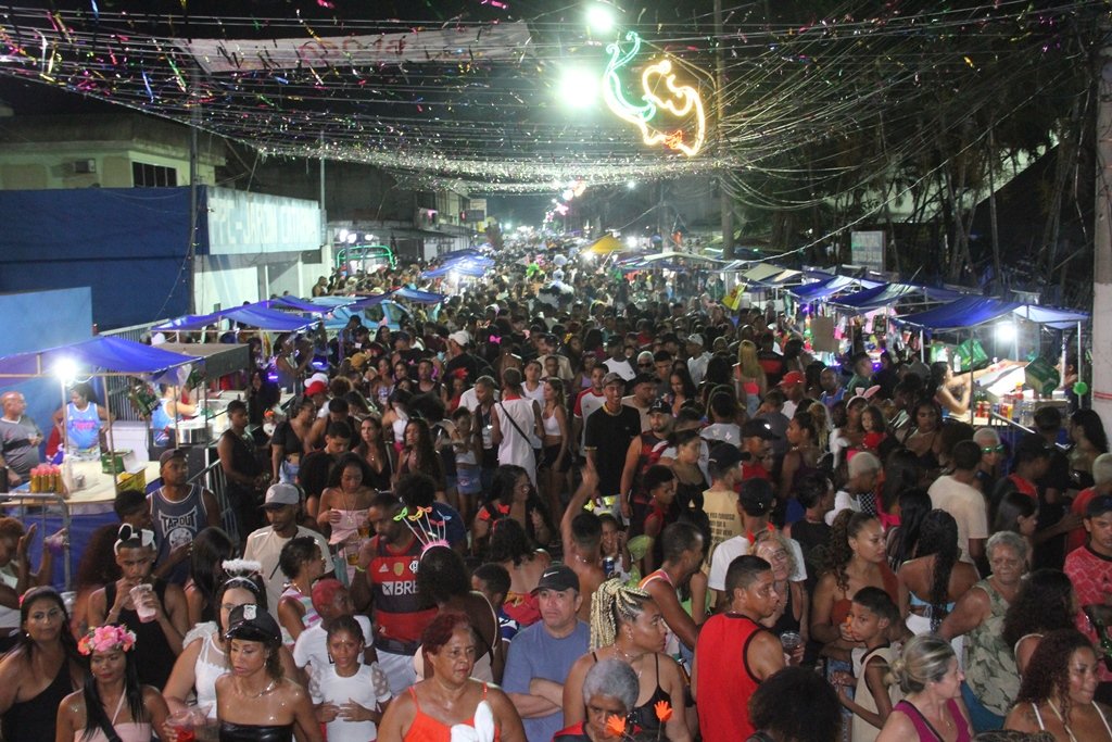 Carnaval de rua atrai milhares de foliões em São Gonçalo