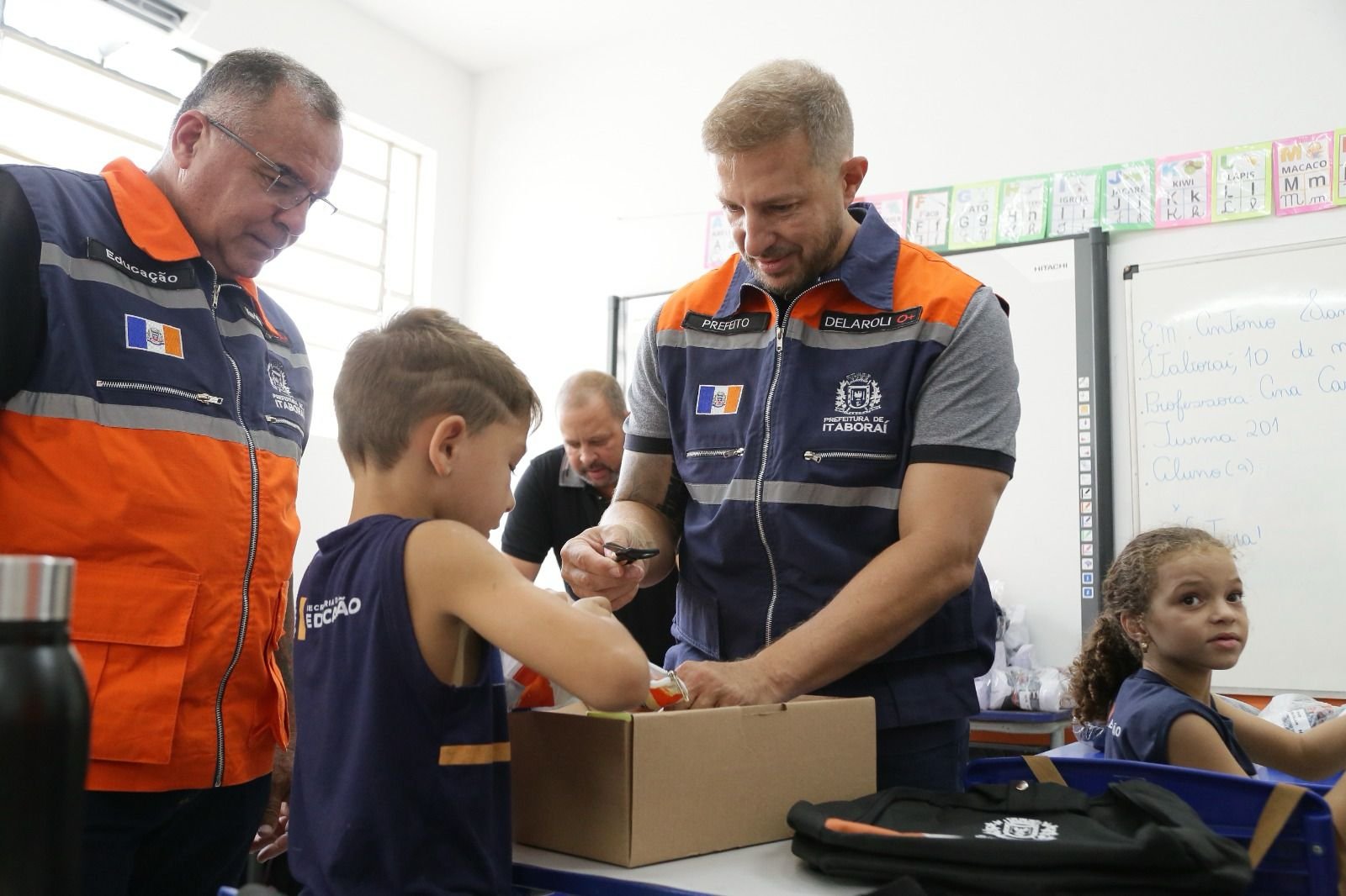 Prefeitura de Itaboraí entrega kits escolares, uniformes e avança na climatização das escolas municipais