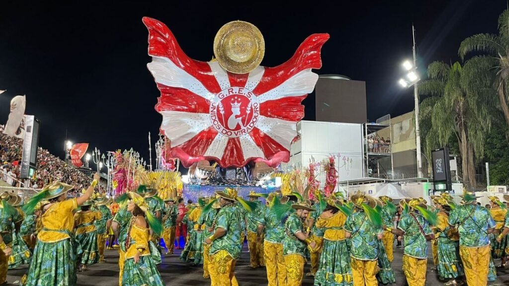 Imperatriz e Viradouro despontam como favoritas no primeiro dia de desfiles