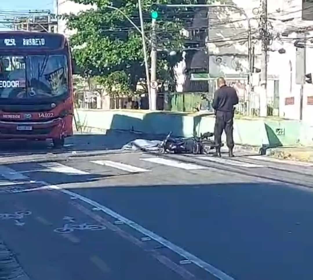 Homem morre em acidente entre ônibus e moto em Niterói