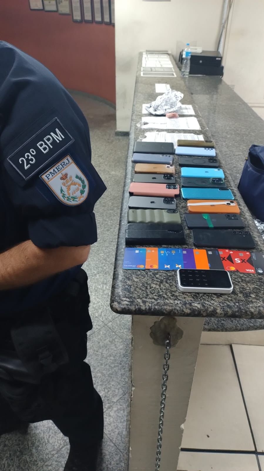 Polícia Militar apreende mais de 130 facas, alicates e estiletes durante revista em blocos de rua