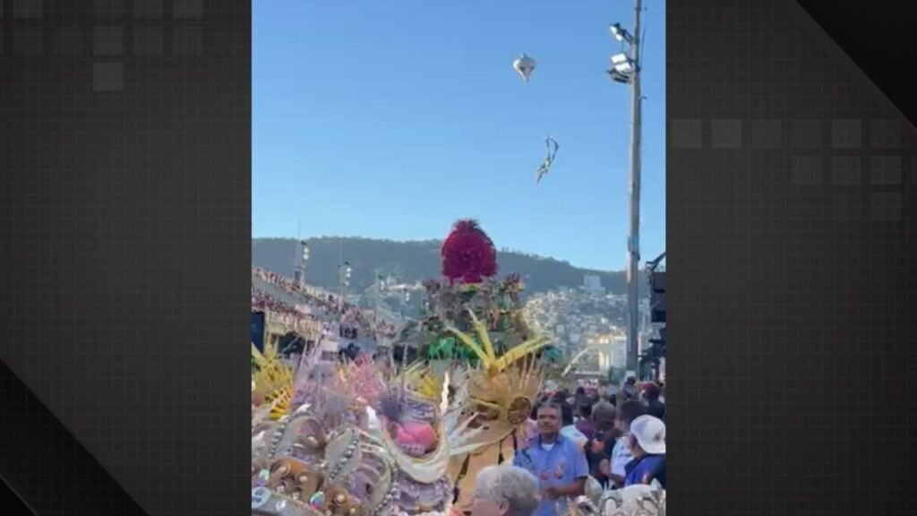 Balão cai em arquibancada na Sapucaí durante desfile da Série Ouro; Vídeo