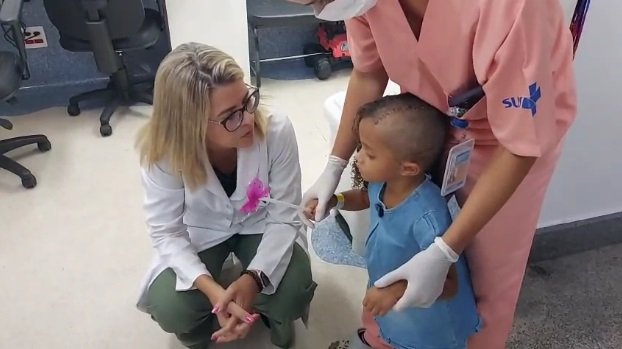 Menina que caiu na escola e chegou a ficar entubada recebe alta do hospital; Vídeo