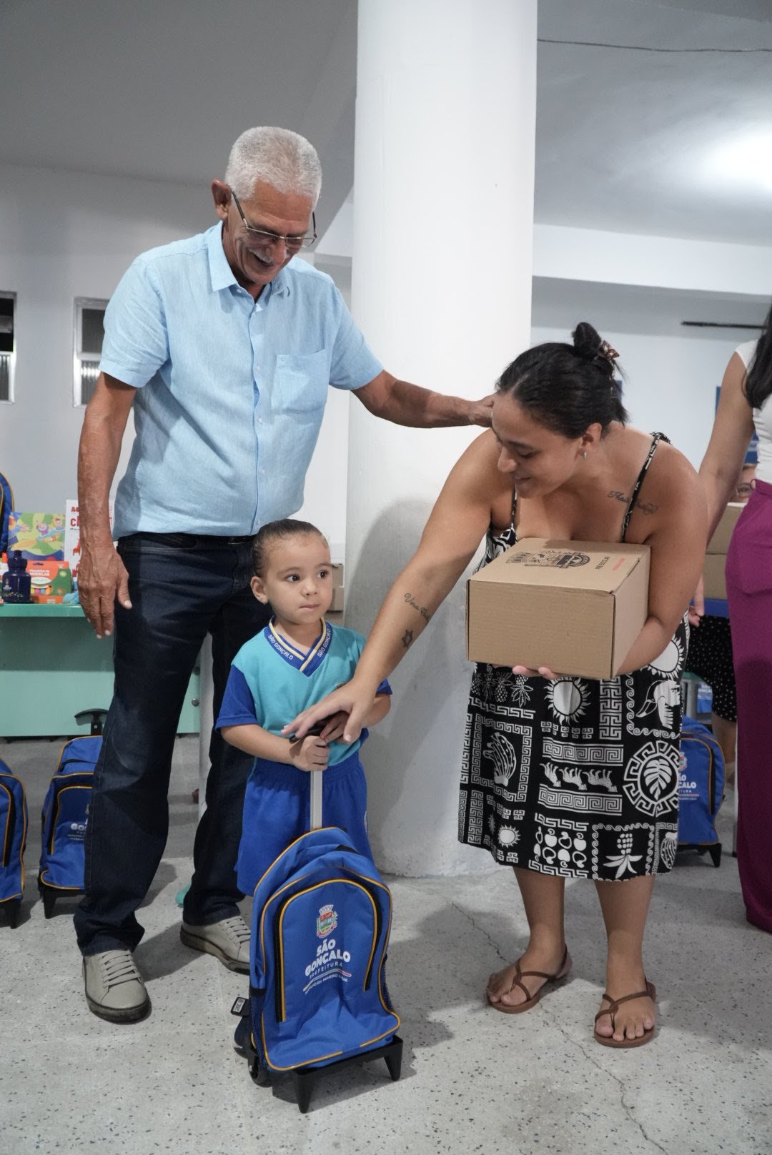 Prefeito Capitão Nelson acompanha a entrega de kits escolares aos alunos