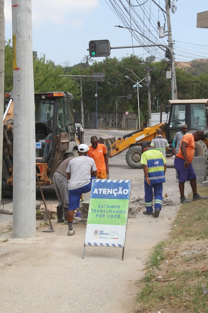 Prefeitura revitaliza calçadas e cria rampa de acessibilidade no Colubandê