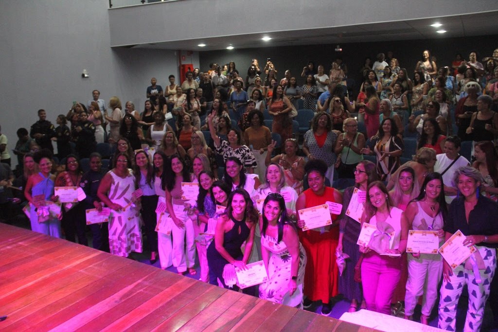 Mulheres recebem homenagem no Teatro Municipal