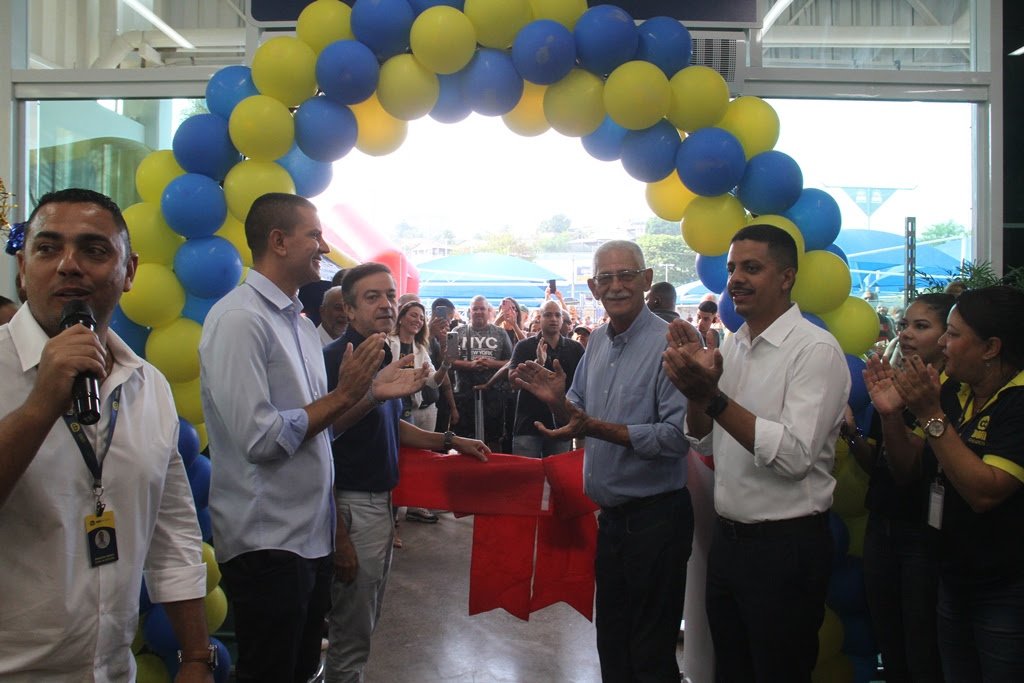 Prefeito Capitão Nelson prestigia inauguração do Dom Atacadista do Colubandê