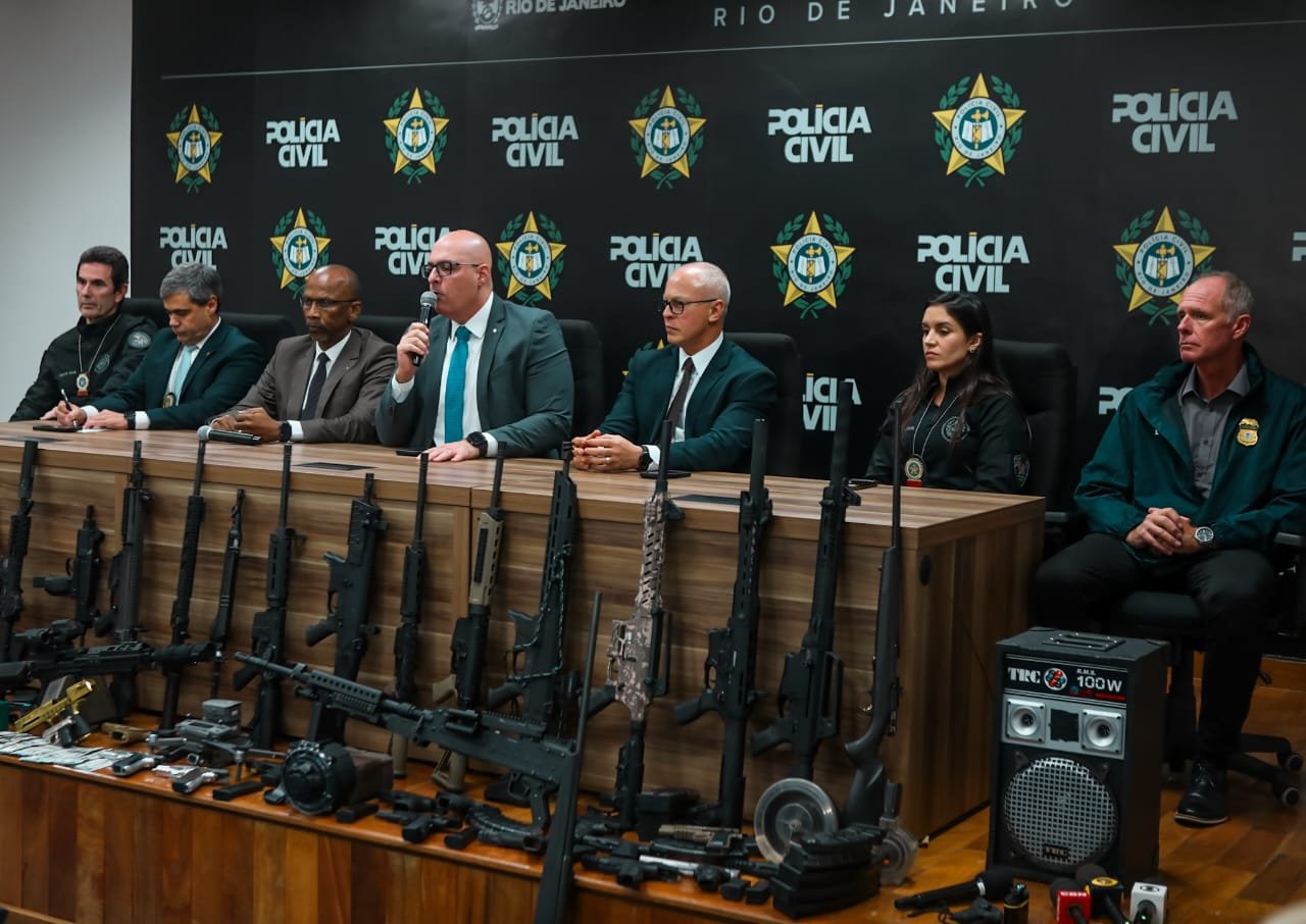 Operação Contenção: Polícia Civil apreende 240 armas e faz ação contra expansão territorial de facção no Rio e em outros estados