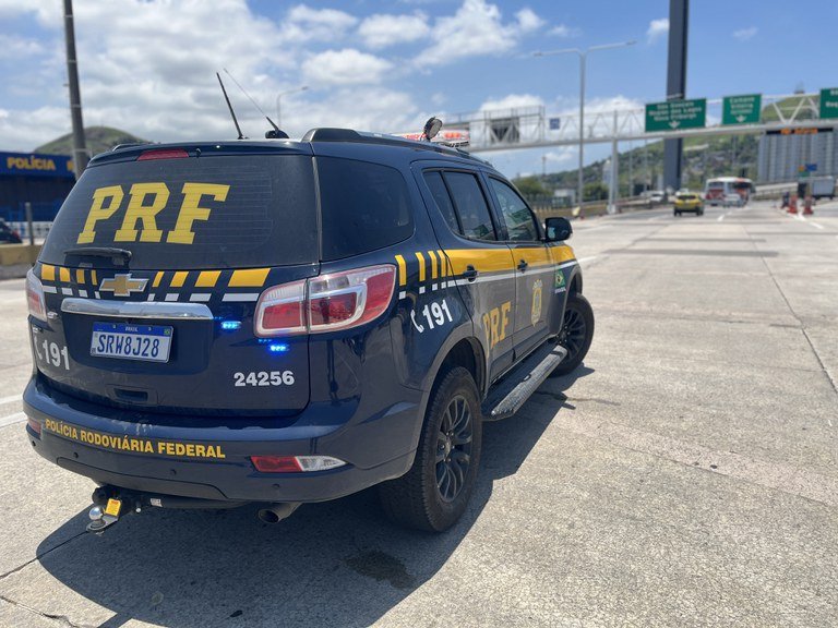 PRF auxilia trabalhadores em situação de vulnerabilidade em Niterói