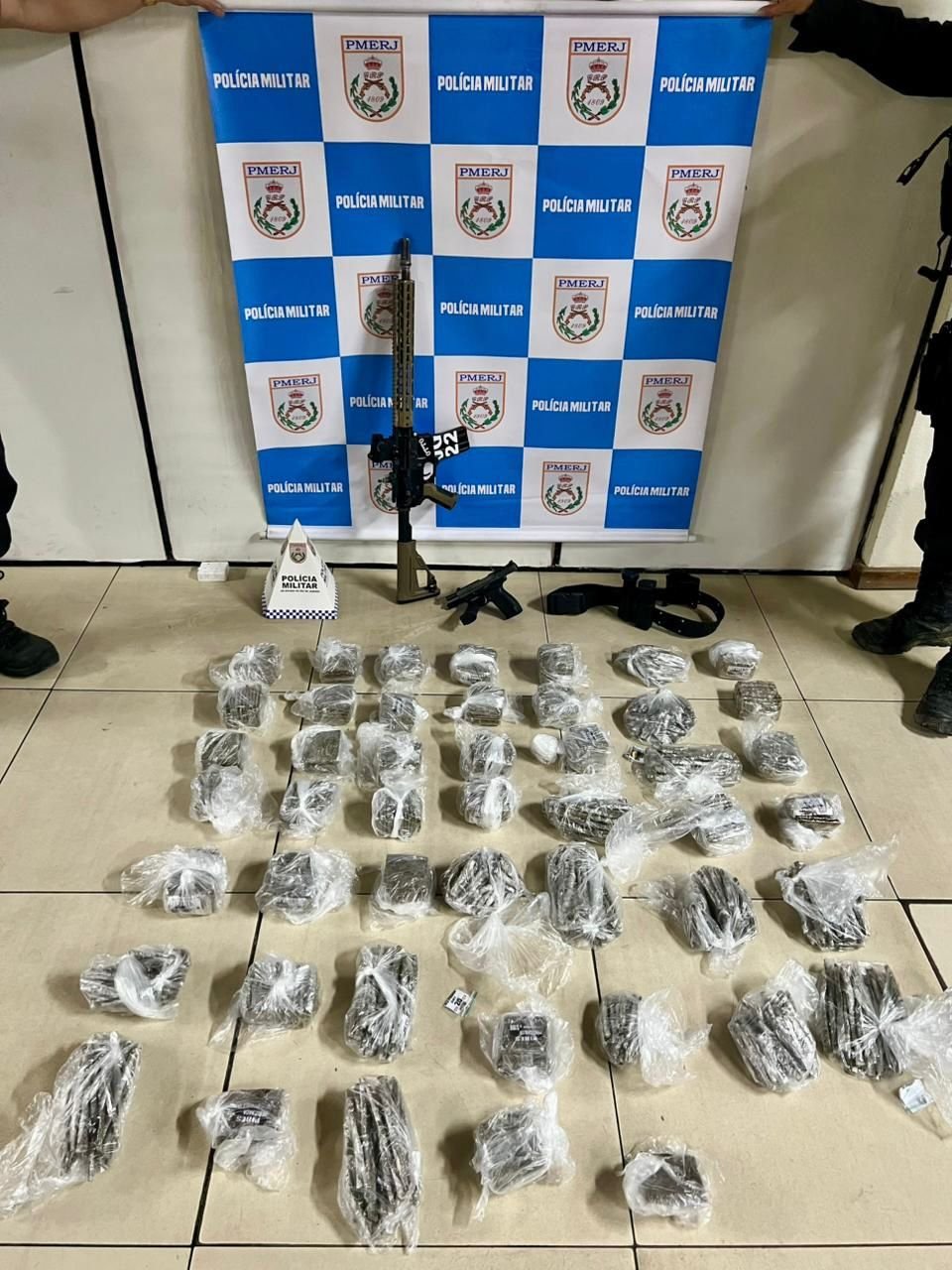 Operação no Morro dos Marítimos, em Niterói, prende três acusados de tráfico de drogas