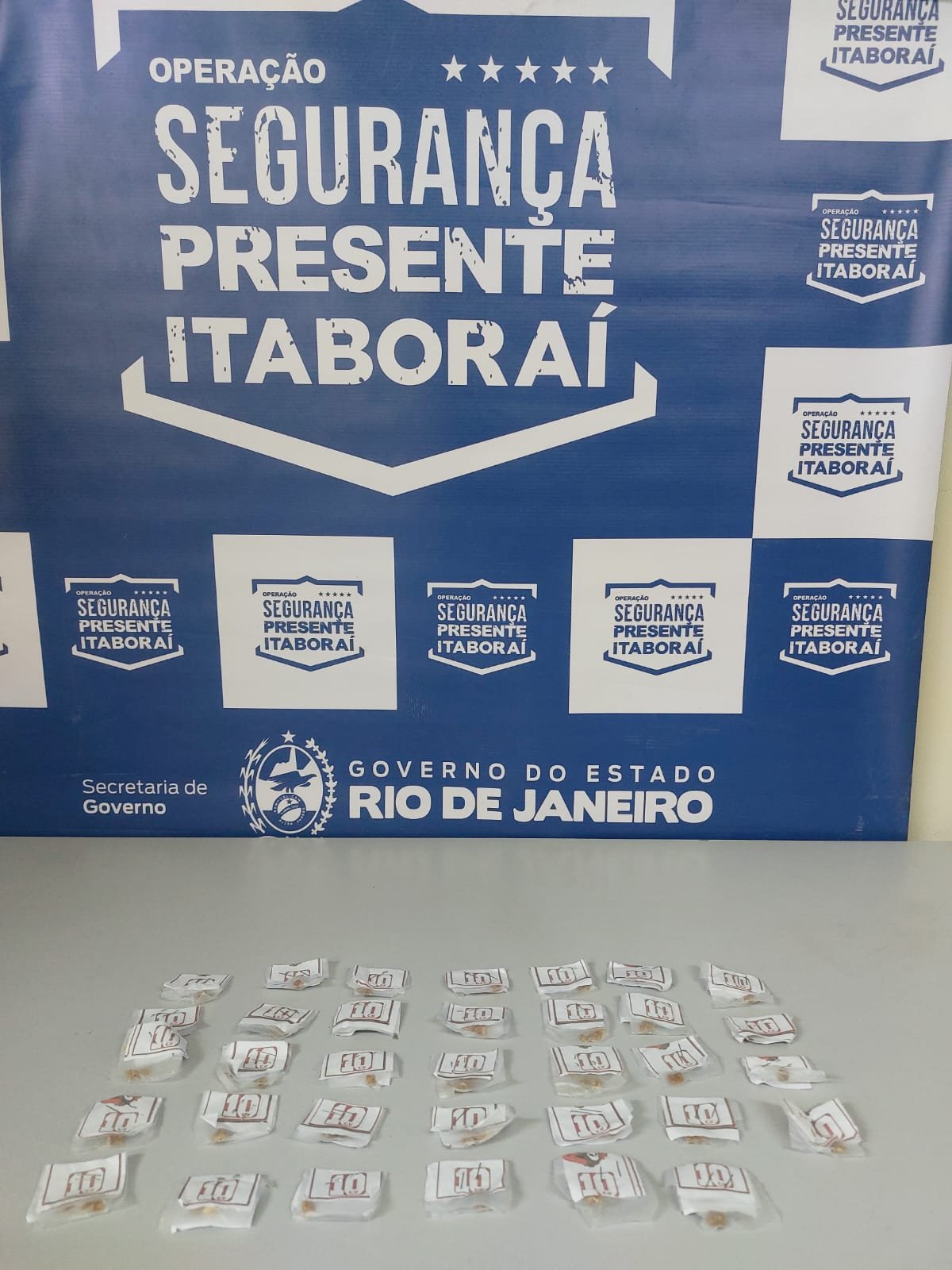 Sacola plástica de drogas é apreendida em Itaboraí