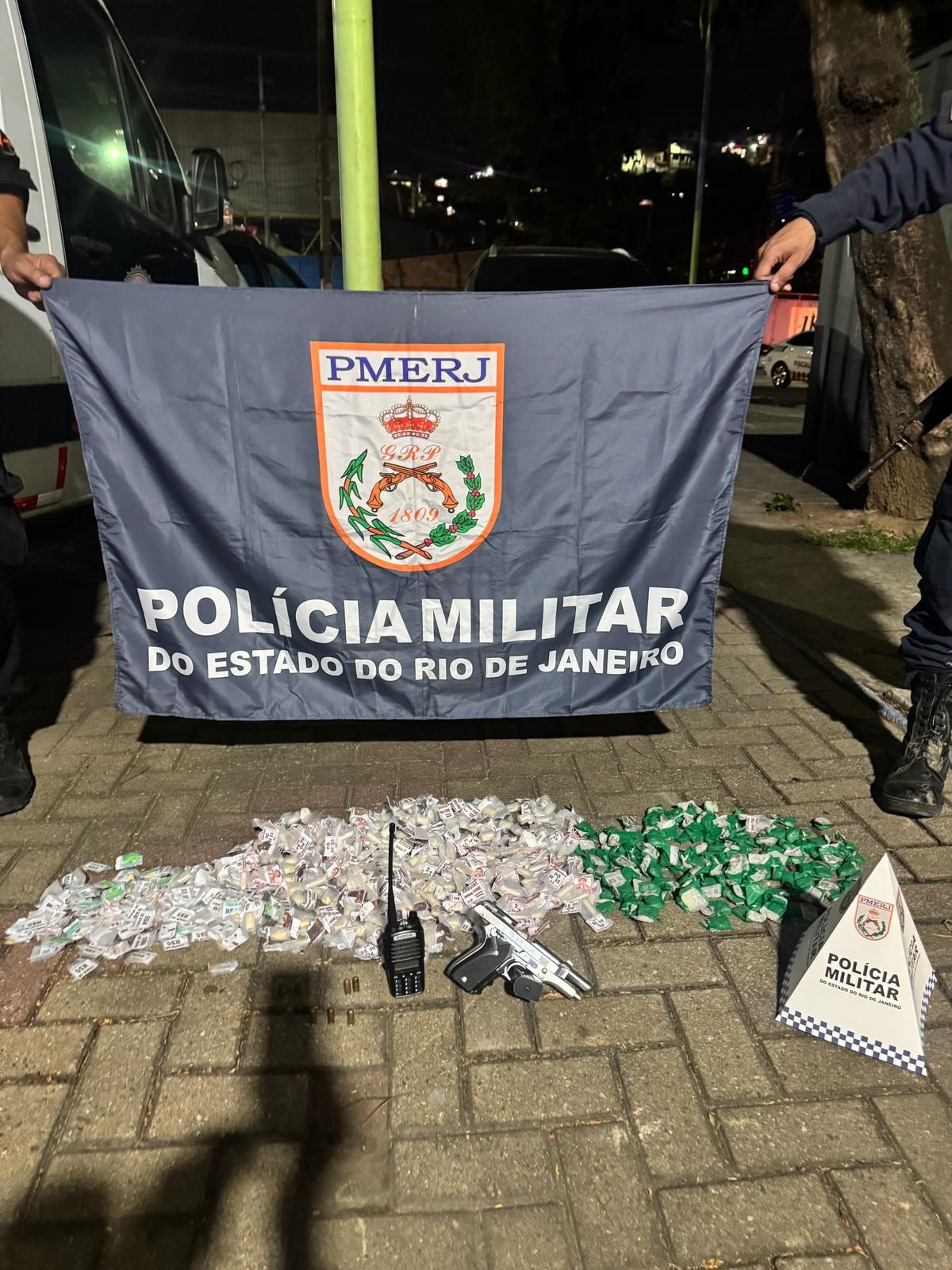 Quatro suspeitos de tráfico de drogas são presos na Comunidade do Arrastão em São Gonçalo