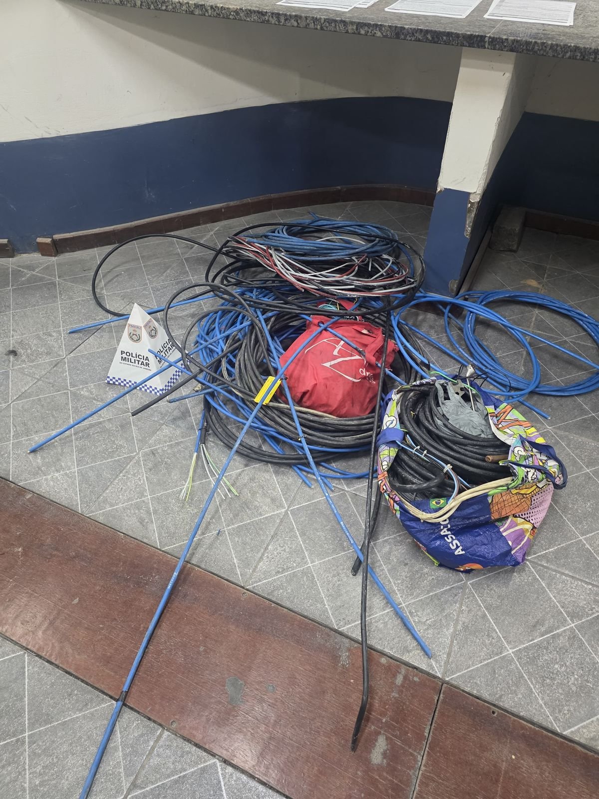 Oito homens são presos por furto de fio dentro do antigo prédio da Oi, na Covanca em SG