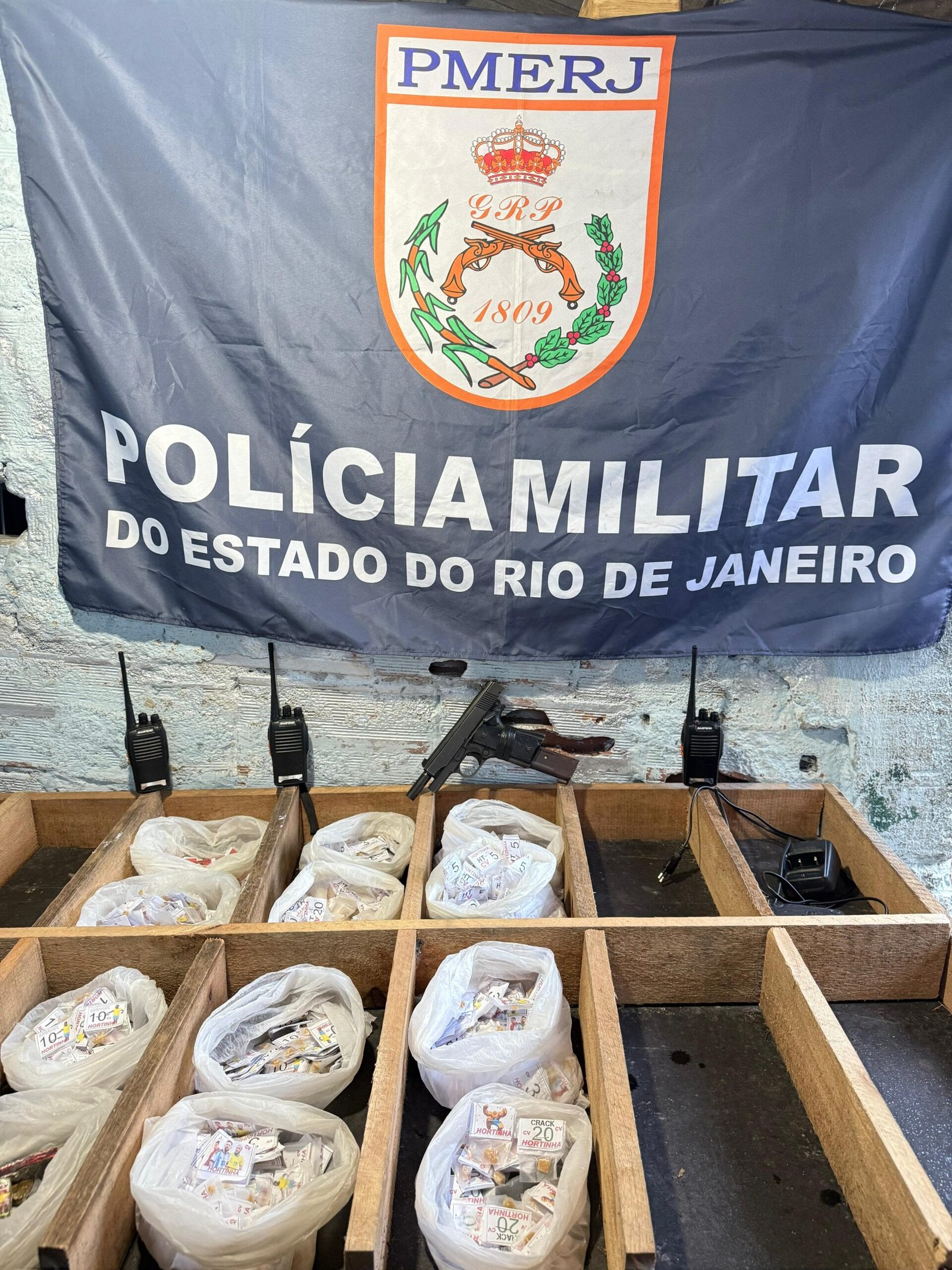 7ºBPM prende acusado de tráfico de drogas e apreende pistola, munições e drogas em ação na Comunidade da Hortinha