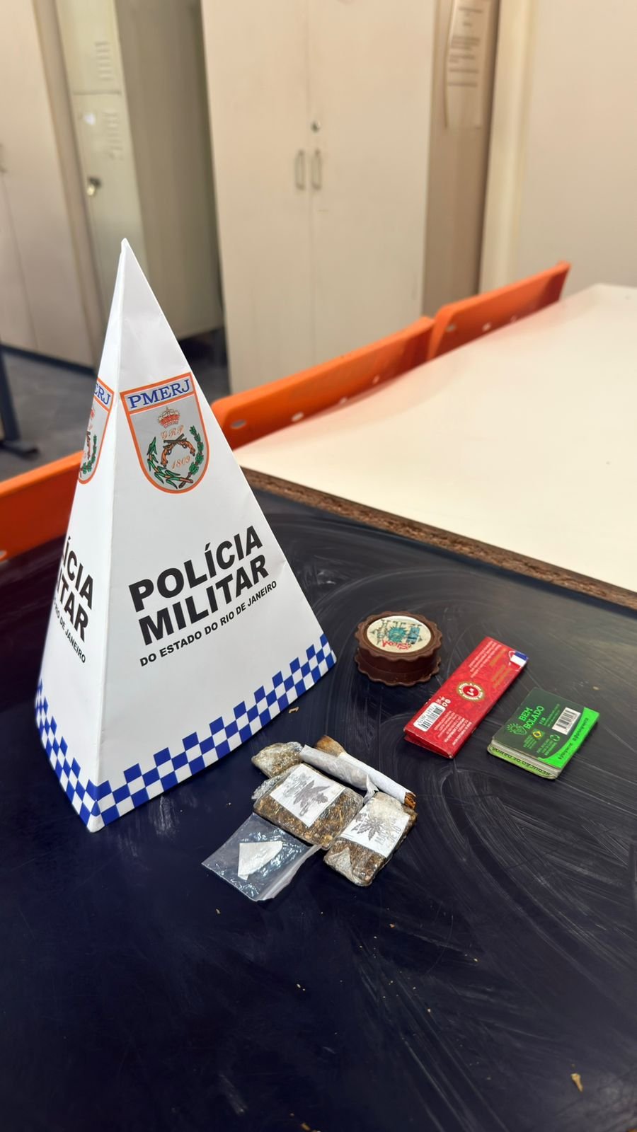 Adolescente é apreendido com maconha e motocicleta sem documentação em Neves
