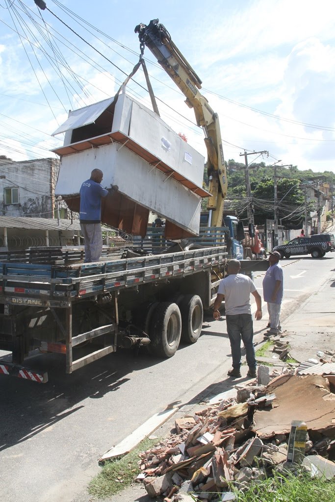 Posturas remove trailers irregulares no bairro Raul Veiga