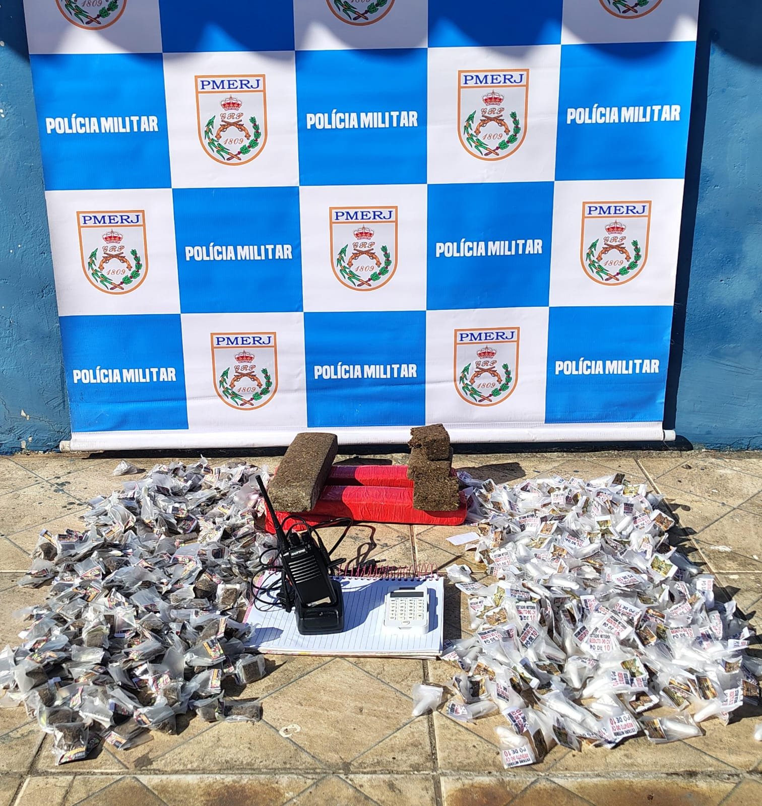 Batalhão de Niterói faz apreensão de drogas no Morro do Estado