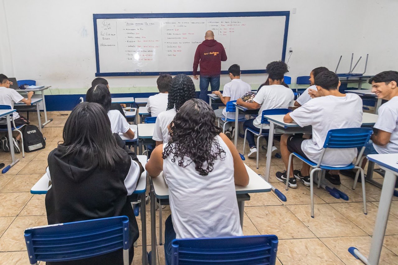 Governo do Rio conclui migração da carga horária de mais de 4 mil professores em 2025