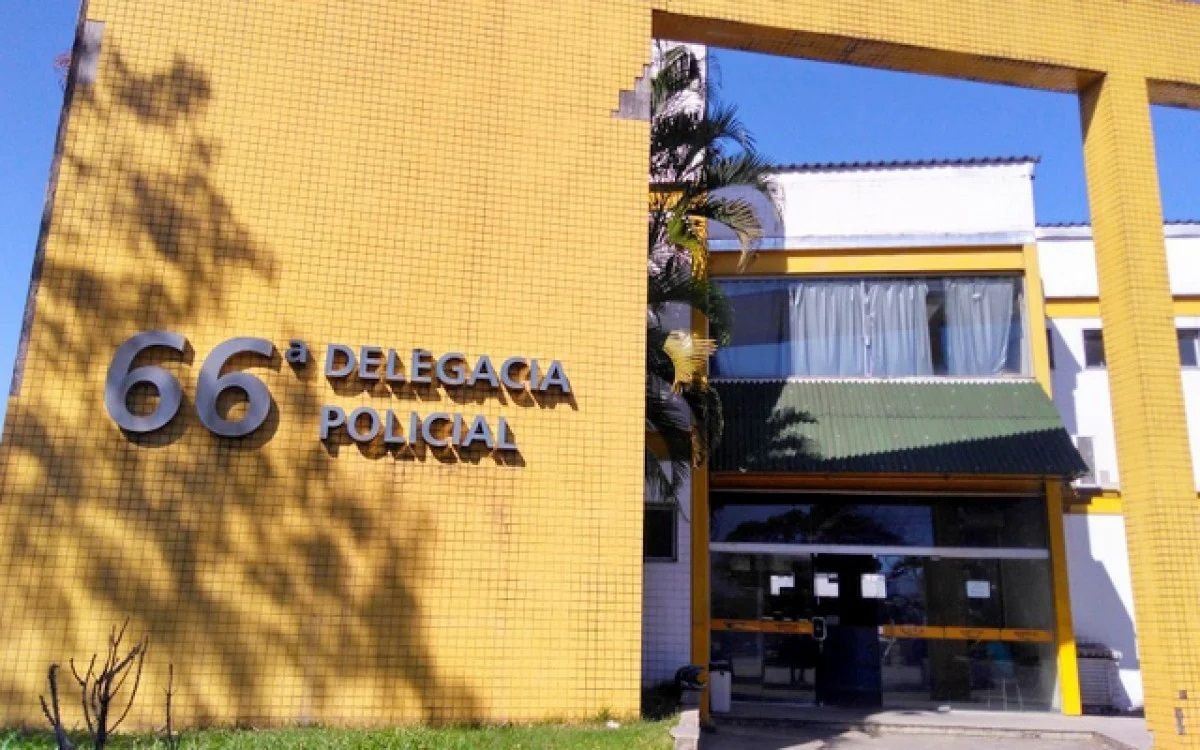 Polícia Civil prende mulher por manter irmão com deficiência trancado em cela nos fundos de casa em Magé