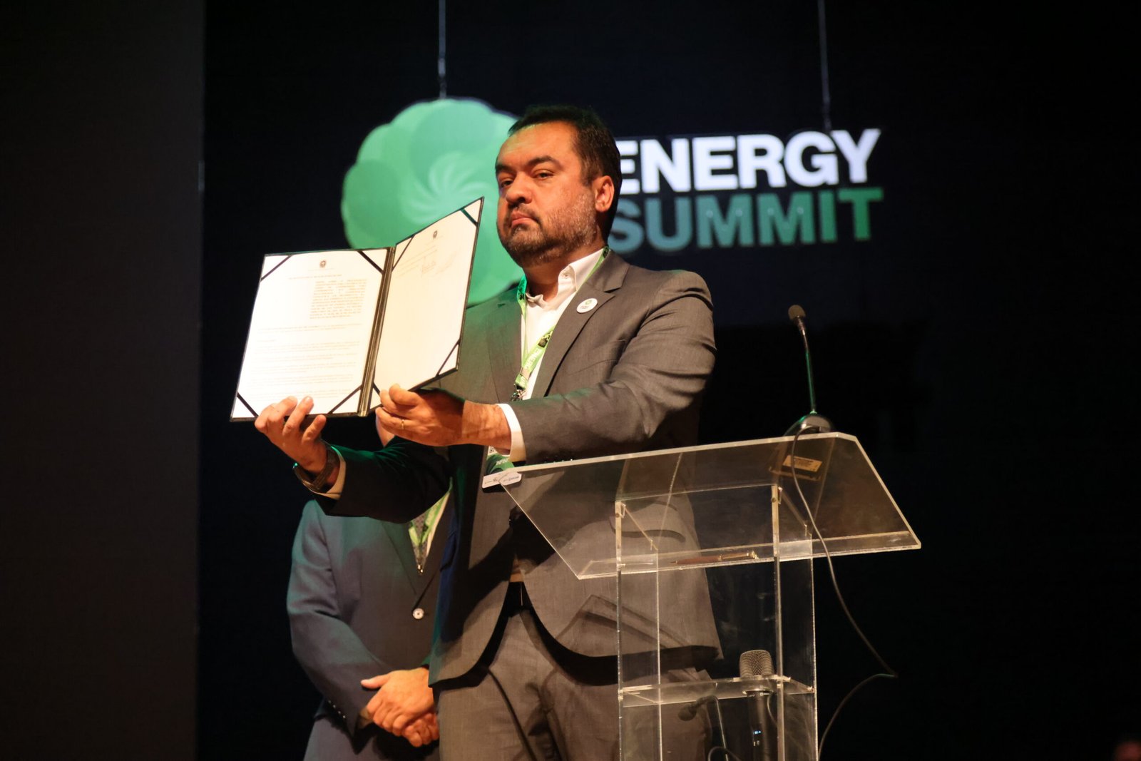 Cláudio Castro assina decretos para estimular a geração de energia limpa e a transição energética no Rio de Janeiro