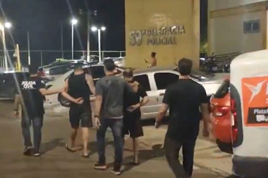 Operação Torniquete: Policia Civil prende quatro criminosos e recupera carga de mais de 1 tonelada de frango na Linha Vermelha