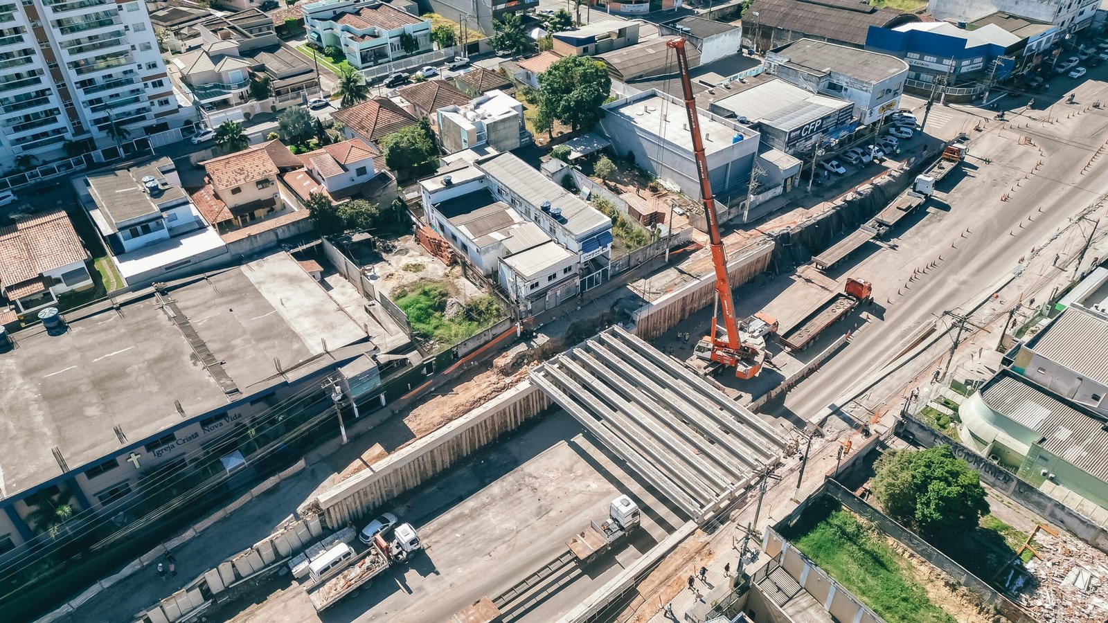 Obras em alta em Itaboraí (RJ): Vigas começam a ser içadas  para construção de estrutura elevada sobre a Avenida 22 de Maio