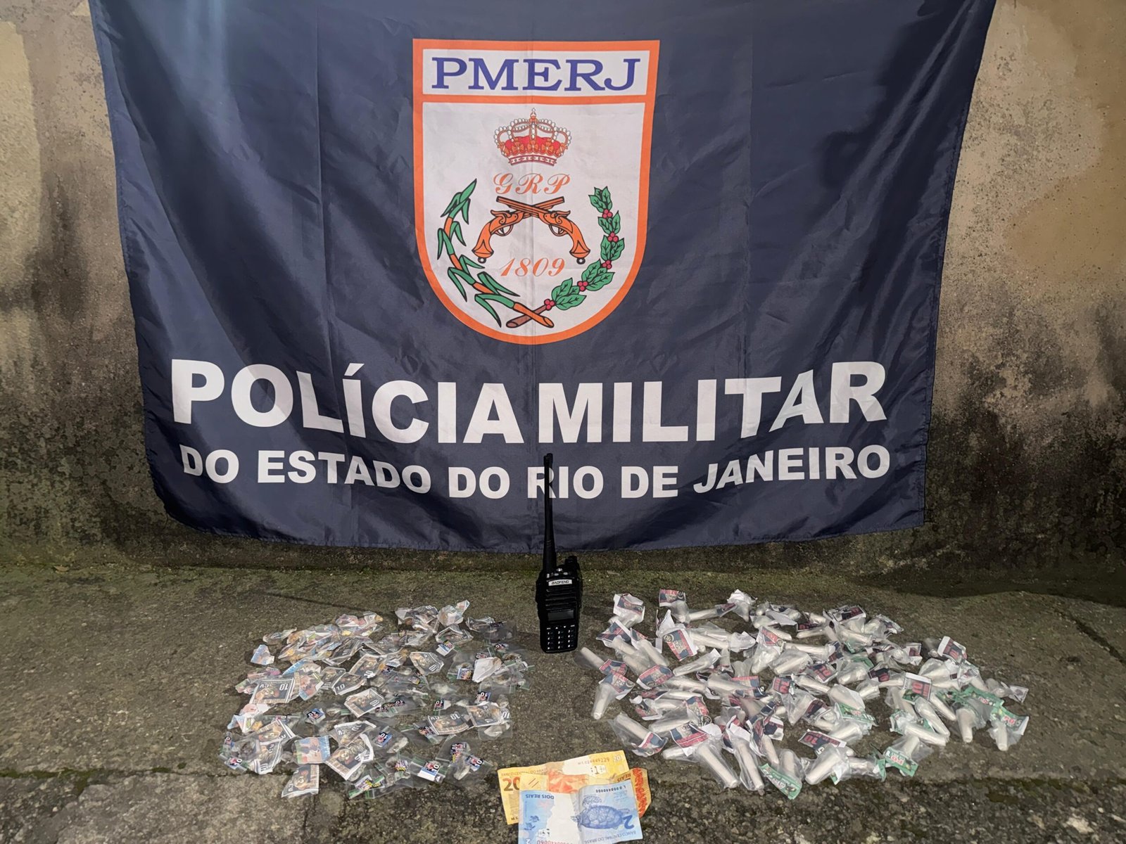12ºBPM prende dupla acusada de tráfico de drogas da Comunidade da Cocada, no Badu, em Niterói