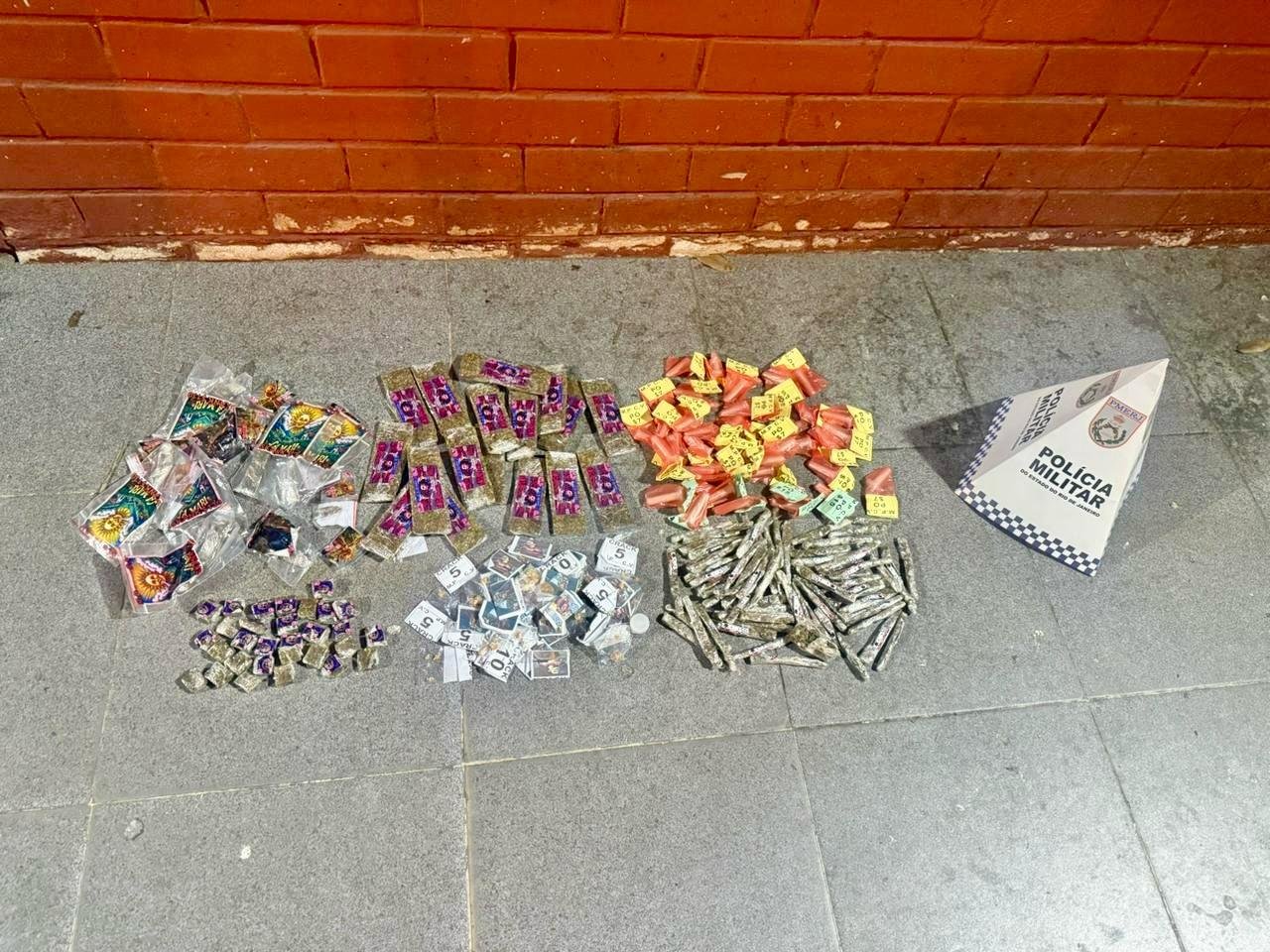 Trio é flagrado com drogas após denúncias de populares em Niterói; Vídeo