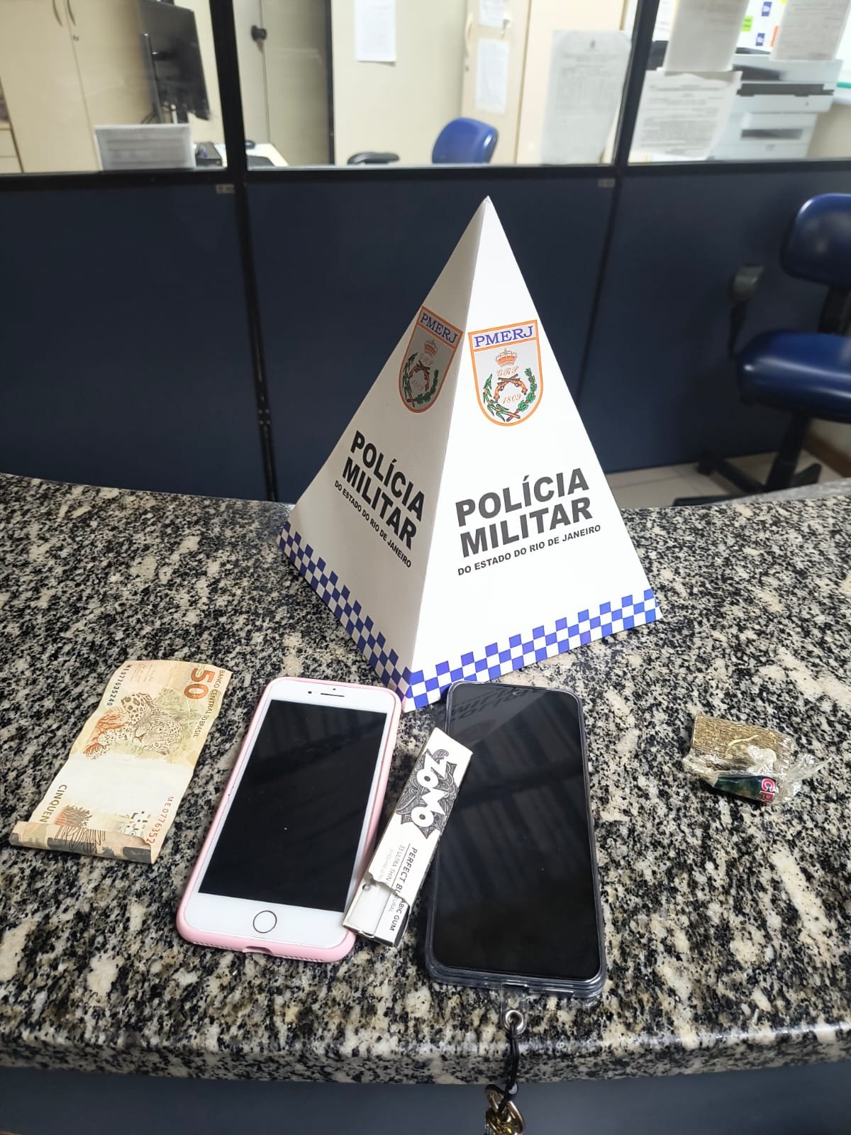 Nervosismo percebido: Suspeitas são flagradas com drogas em Silva Jardim