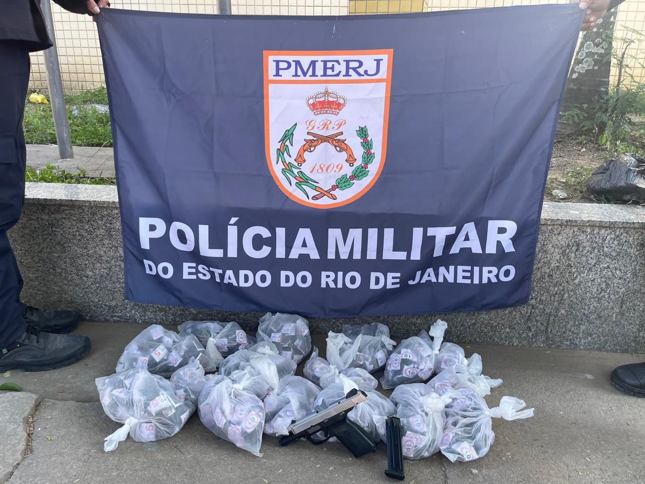 Polícia “entra de bicho” na Comunidade do Tamanco, mas criminosos conseguem fugir