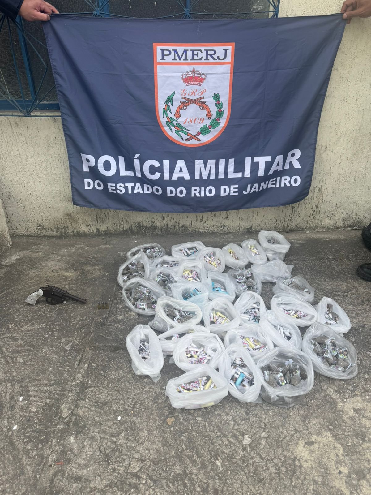 Homem é preso no bairro Jardim Amendoeira, em São Gonçalo