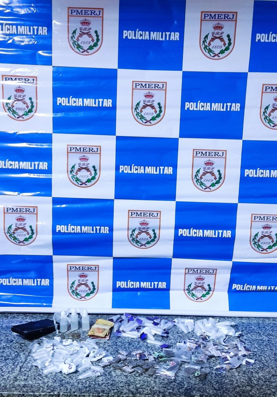 Polícia Militar prende acusado de tráfico de drogas em Rio Bonito